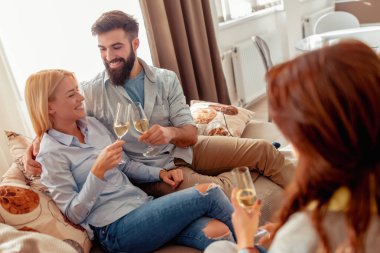 Evde eğlenmek, şarap içme arkadaş.