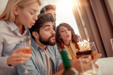 Arkadaşlar eğlenmeye evde Doğum günü partisinde.