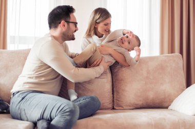 Neşeli genç aile evlerinde birlikte vakit.