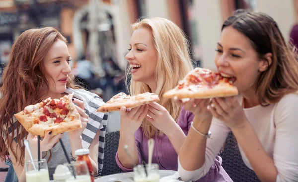 Női Meg Pizzát Eszik Café Szórakozás Együtt — Stock Fotó