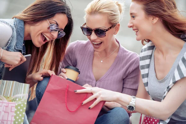 Chicas Alegres Con Bolsas Compras Ciudad Compras Venta Amigos Concepto —  Fotos de Stock