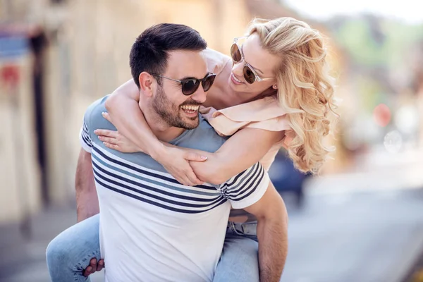 Çift eğleniyor. Şehirde kadın Atçılık veren adam.