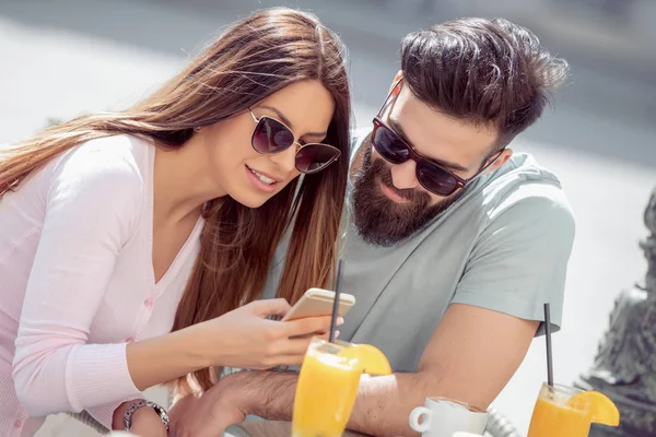 Schönes Paar Bei Einem Date Kaffee Trinken Zusammen Spaß Haben — Stockfoto