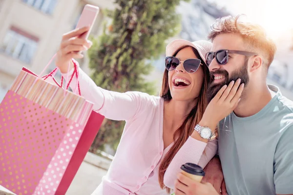 Retrato Una Pareja Con Bolsas Compras Ciudad Están Divirtiendo Mucho — Foto de Stock