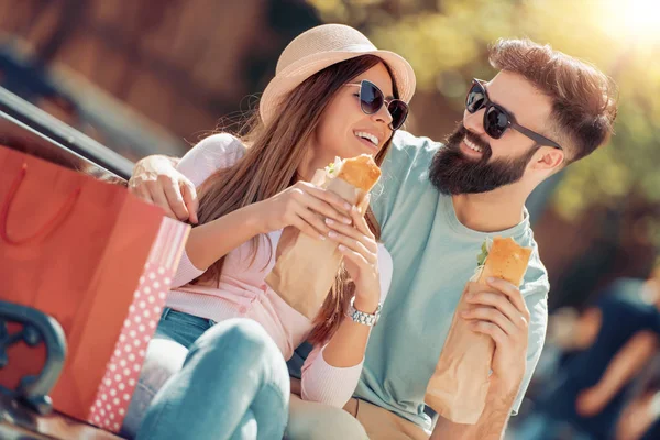 Retrato Casal Com Sacos Compras Cidade Eles Estão Tendo Grande — Fotografia de Stock