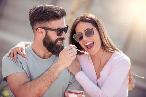 Feliz Joven Pareja Divirtiéndose Aire Libre Sonriendo — Foto de Stock