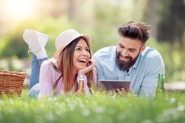 Casal Desfrutando Piquenique Parque Verão Pessoas Amor Diversão Conceito Felicidade — Fotografia de Stock