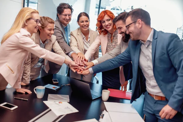 Equipe Negócios Positiva Trabalhando Escritório Juntos — Fotografia de Stock