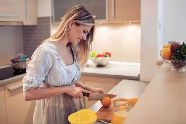 Женщина Готовит Апельсиновый Сок Кухне — стоковое фото