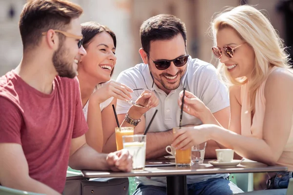 Arkadaşlar kafede harika bir zamandı. Gülümseyen ve bir kafede oturup, kahve içme ve birlikte zevk arkadaş.