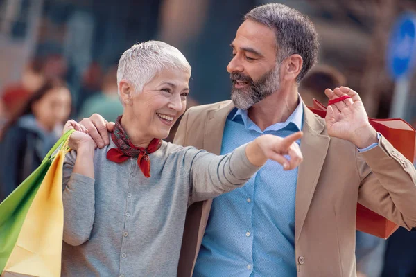 Feliz Pareja Madura Divirtiéndose Compras —  Fotos de Stock