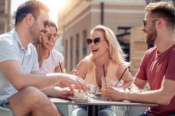 Amigos Divertindo Muito Café Amigos Sorrindo Sentados Uma Cafeteria Bebendo — Fotografia de Stock