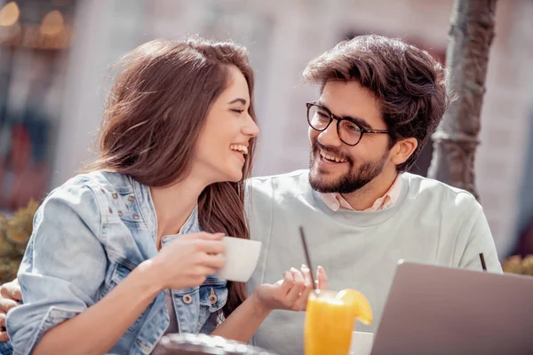 Hermosa Pareja Tomando Café Una Cita Divirtiéndose Juntos — Foto de Stock