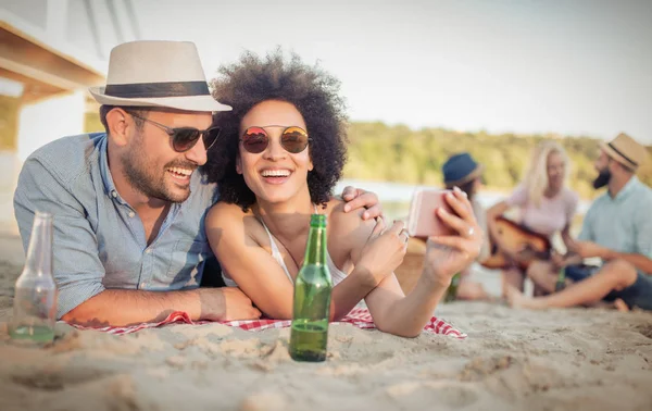 Sahilde birlikte sahip romantik çift.