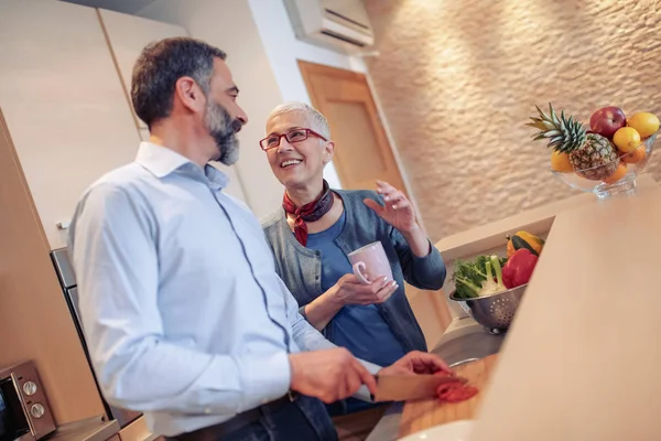 Gelukkig Ouder Paar Maken Van Het Diner Samen Hun Keuken — Stockfoto