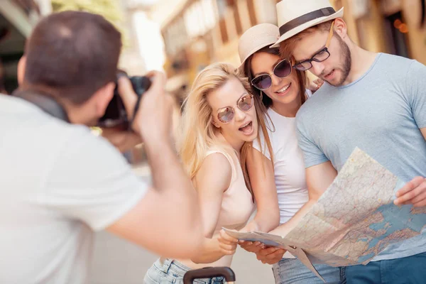 Jóvenes Amigos Felices Usan Mapa Ciudad Divirtiéndose Juntos — Foto de Stock