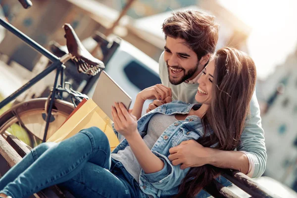 Mutlu Genç Çift Açık Havada Eğleniyor Tablet Kullanma — Stok fotoğraf