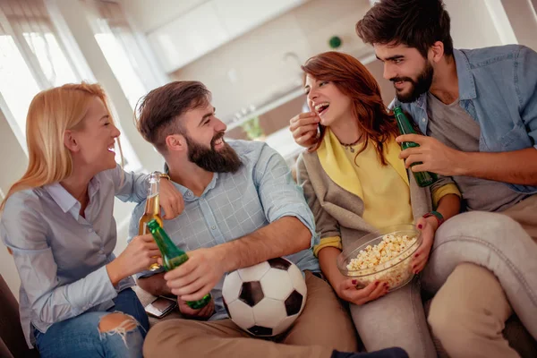 Viendo Gran Partido Deporte Gente Ocio Amistad Concepto Felicidad — Foto de Stock