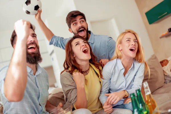 Büyük maçı izlemek! Spor, insanlar, eğlence, arkadaşlık ve mutluluk kavramı.