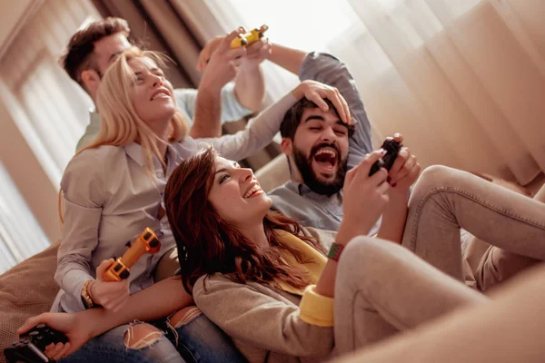 Amici Che Divertono Casa Giocare Videogiochi — Foto Stock