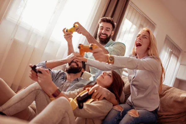 Amigos Divirtiéndose Casa Jugando Videojuegos — Foto de Stock