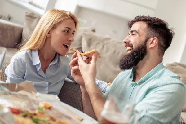 Pareja Comiendo Pizza Snack Casa — Foto de Stock