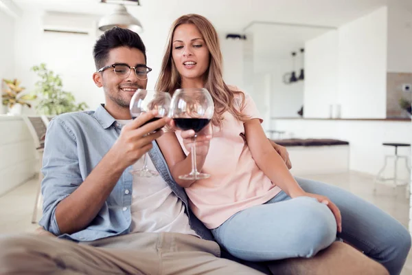 Schönes Junges Paar Mit Gläsern Rotwein Toast Wohnzimmer — Stockfoto