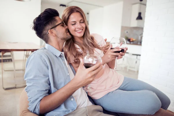 Hermosa Pareja Joven Con Copas Vino Tinto Apartamento Lujo — Foto de Stock