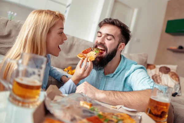 Evde Pizza Yemek Çift Snack — Stok fotoğraf