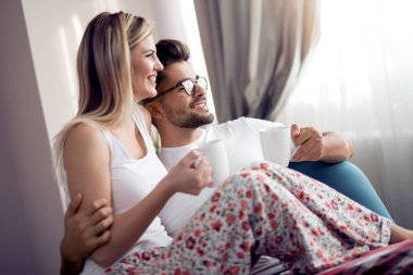 Oturma odalarında kahve sahip genç bir çift.