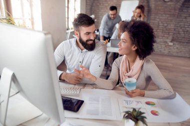 Ofiste oturma ve iş planlama iş takım. İş, insanlar, teknoloji ve office kavramı.