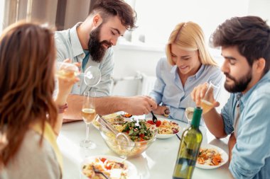 Evde yemek insanlar gülen Genç Grup.