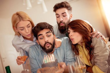 Arkadaşlar eğlenmeye evde Doğum günü partisinde.