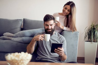 Online tablette vaktinizi mutlu genç Çift.
