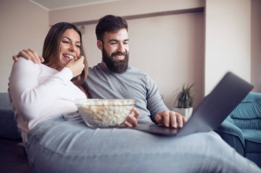 Mutlu çift dizüstü birlikte evde kullanma. Aşk, Aile, teknolojisi, Internet ve mutluluk kavramı.