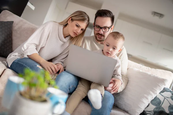 Genitori Sorridenti Piccolo Figlio Che Utilizzano Computer Portatile Casa — Foto Stock