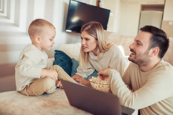 Sorrindo Pais Pequeno Filho Usando Laptop Casa — Fotografia de Stock