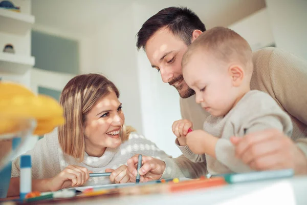 Neşeli Genç Aile Evde Çizim — Stok fotoğraf