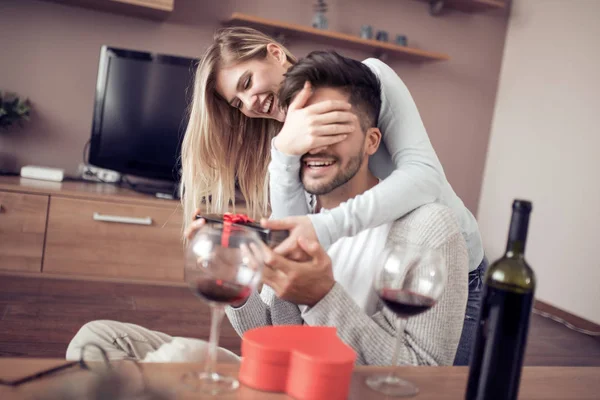 Mujer Presentando Regalo Hombre Mesa Durante Reunión Romántica Casa —  Fotos de Stock