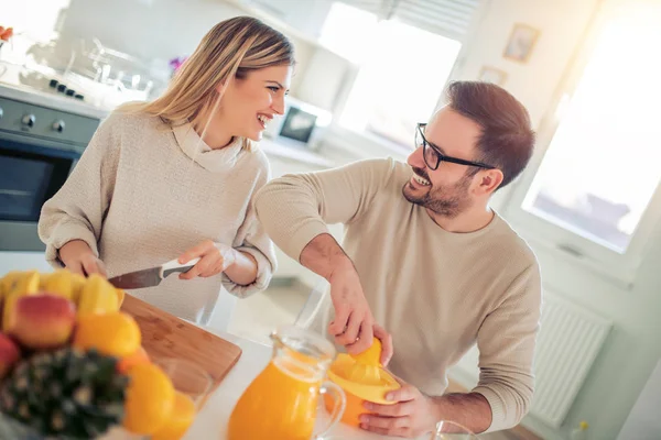 Jong Koppel Maken Van Verse Jus Orange — Stockfoto