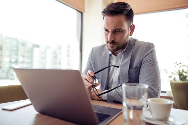 Portré Fiatal Kaukázusi Üzletember Laptop Számítógép Használata Munkahelyen — Stock Fotó