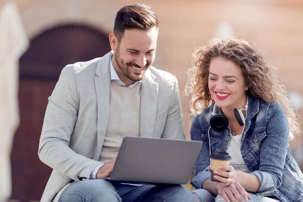 Feliz Joven Pareja Divirtiéndose Aire Libre Sonriendo Mirando Ordenador Portátil — Foto de Stock