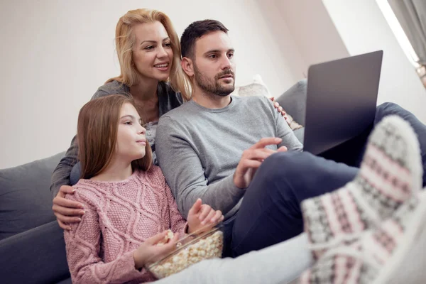 Família Três Usando Laptop Juntos Enquanto Sentado Sofá Casa — Fotografia de Stock