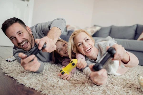 Παιχνιδιάρικο Οικογένεια Παίζουν Βιντεοπαιχνίδια Μαζί Ένα Καθιστικό — Φωτογραφία Αρχείου