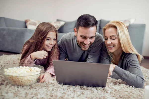Família Assistindo Filme Laptop Sua Sala Estar Amor Família Tecnologia — Fotografia de Stock