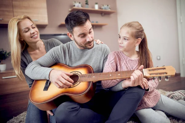 Padre Enseñando Hija Tocar Guitarra Acústica Mientras Madre Está Sentada —  Fotos de Stock