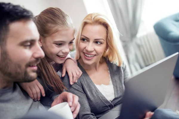 Família Jovem Olhando Para Laptop Juntos Casa — Fotografia de Stock