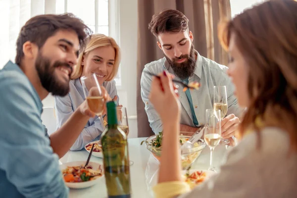 Evde yemek insanlar gülen Genç Grup.