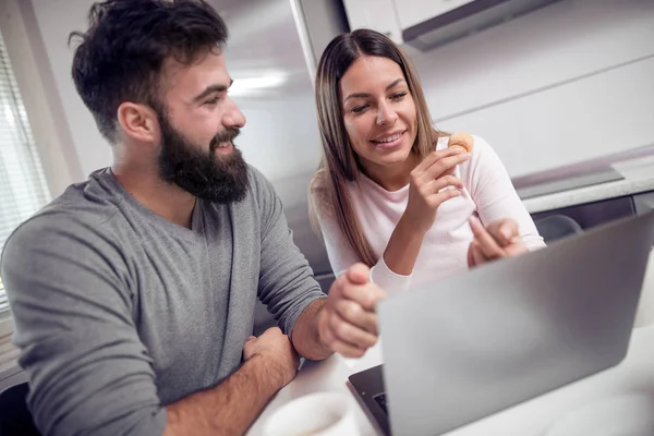 Linda Pareja Que Relaja Con Ordenador Portátil Café Casa Cocina —  Fotos de Stock