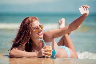 Yaz plaj tatil - selfie akıllı telefon ile alarak kız. 